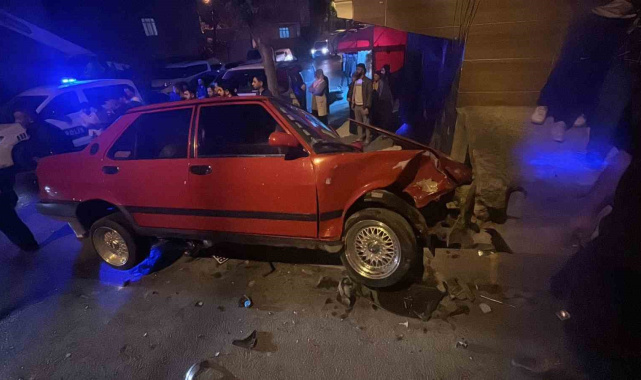 Arnavutköy'de ehliyetsiz sürücü polisten kaçarken kaza yaptı