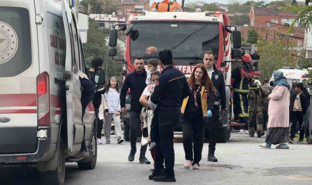 Arnavutköy'de faciadan dönüldü: İtfaiye ekipleri alevlerin arasından 2 çocuğu kurtardı