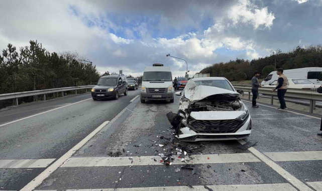 Arnavutköy yolunda zincirleme kaza: 3 araç birbirine kitlendi