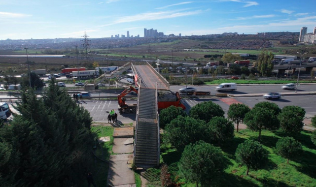 Avcılar'da iş makinesi taşıyan tır üstgeçide çarptı