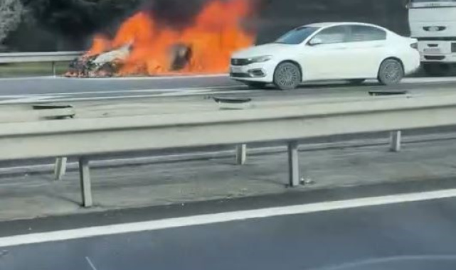 Avcılar'da seyir halindeki araç alev alev yandı