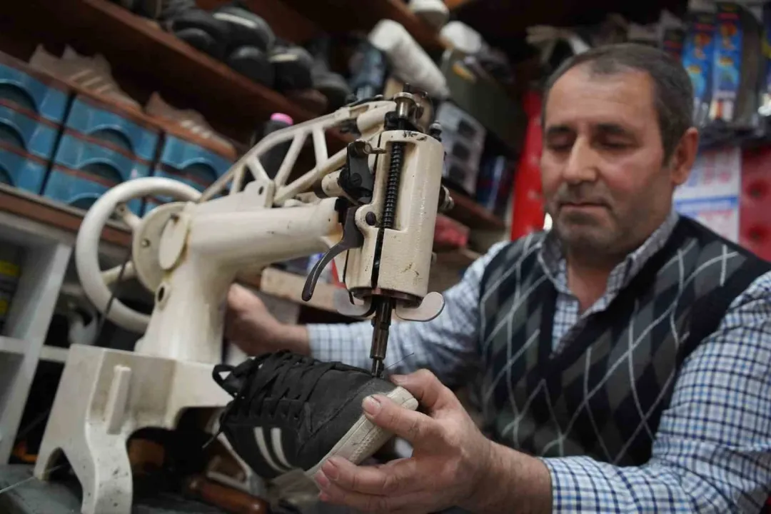 Ayakkabı ustaları çırak bulamıyor... "Bu zanaat bir gün bitecek"