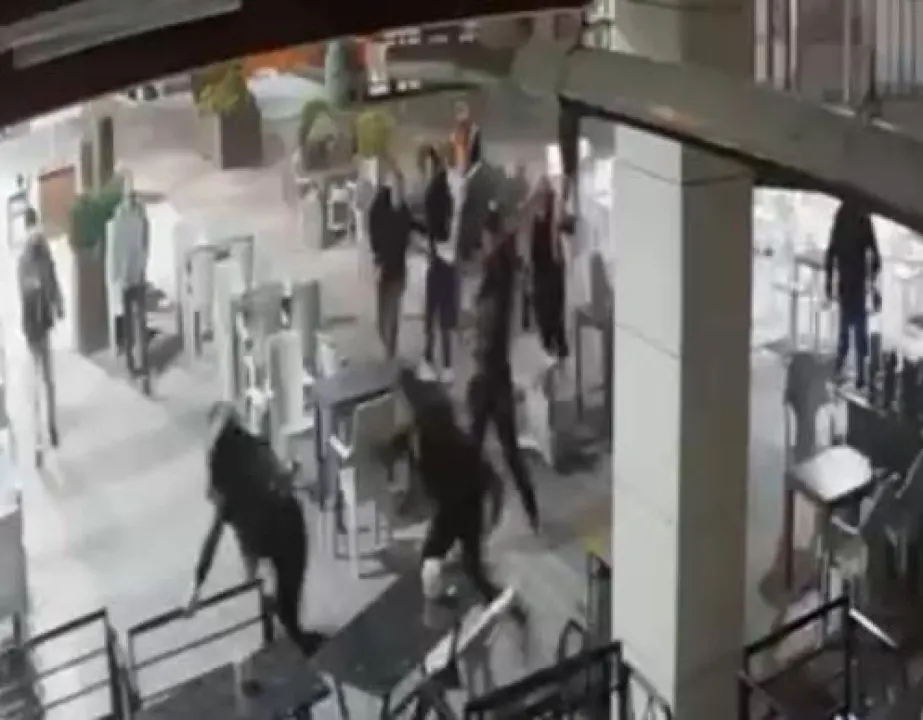 Baba ve oğlu palayla dehşet saçtı! 3 kişi yaralandı