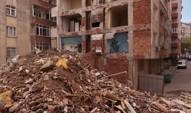 Bahçelievler'de yıkım sonrası yan binanın duvarının olmadığı ortaya çıktı