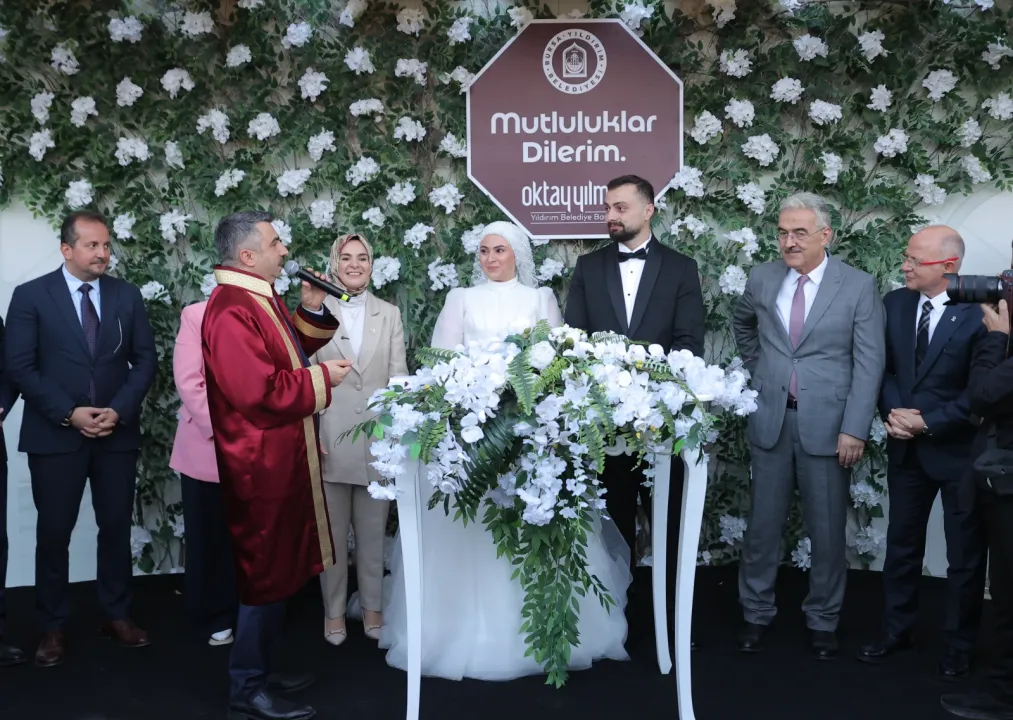 Bakan Göktaş, Bursa'da evlilik kredisi desteğinden faydalanan çiftin nikah şahidi oldu