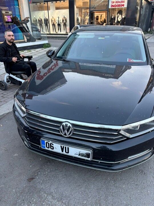 Bakanlık aracını engelli rampasına park etti iddiası! Vatandaş mağduriyetini anlattı