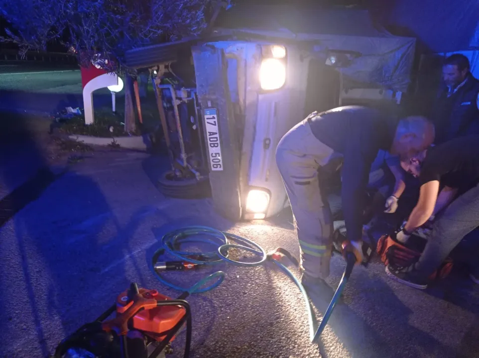 Balıkesir'de kamyon ile kamyonetin çarpıştığı kazada 1 kişi öldü, 1 kişi yaralandı