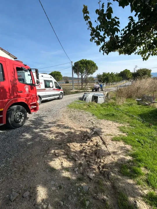 Balıkesir'de otomobil dere yatağına devrildi