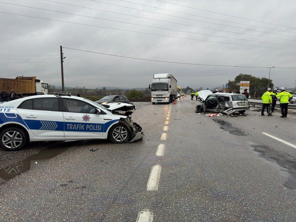 Balıkesir'de polis aracı otomobille çarpıştı: 3 yaralı