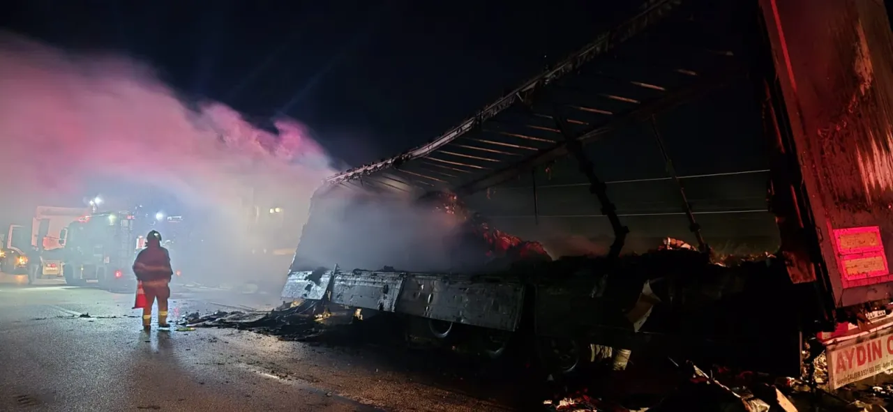 Balıkesir'de seyir halindeki karton yüklü tırda çıkan yangın söndürüldü