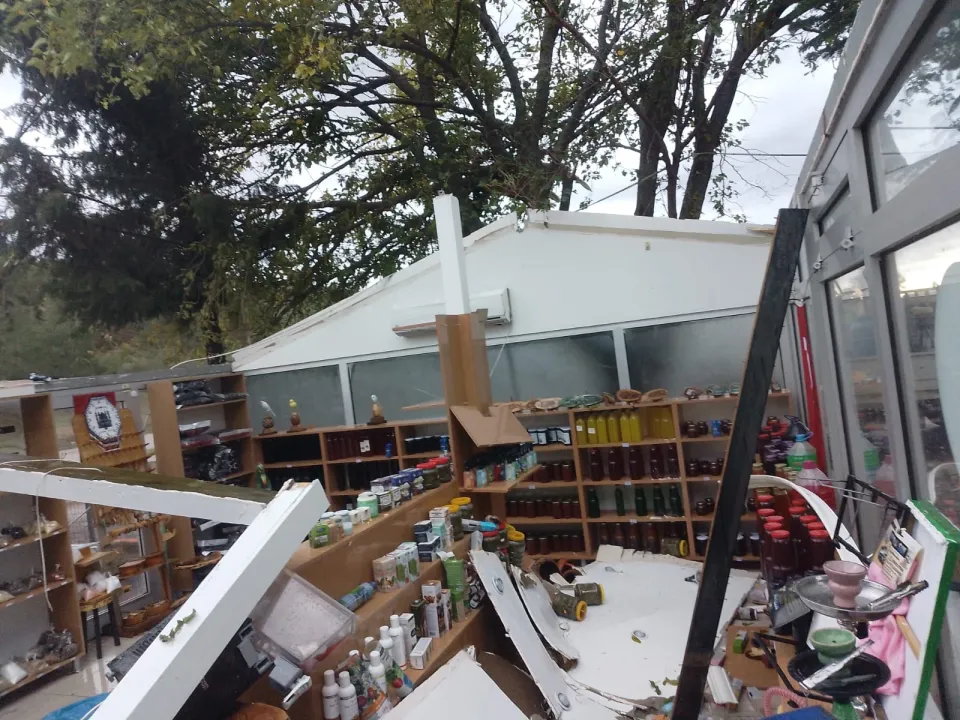 Balıkesir'de şiddetli rüzgar hasar yol açtı