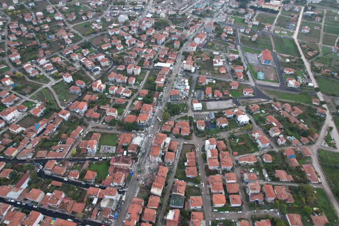 Balıkesir Sındırgı'daki depremde yıkılan iş yerinin enkazı kaldırıldı