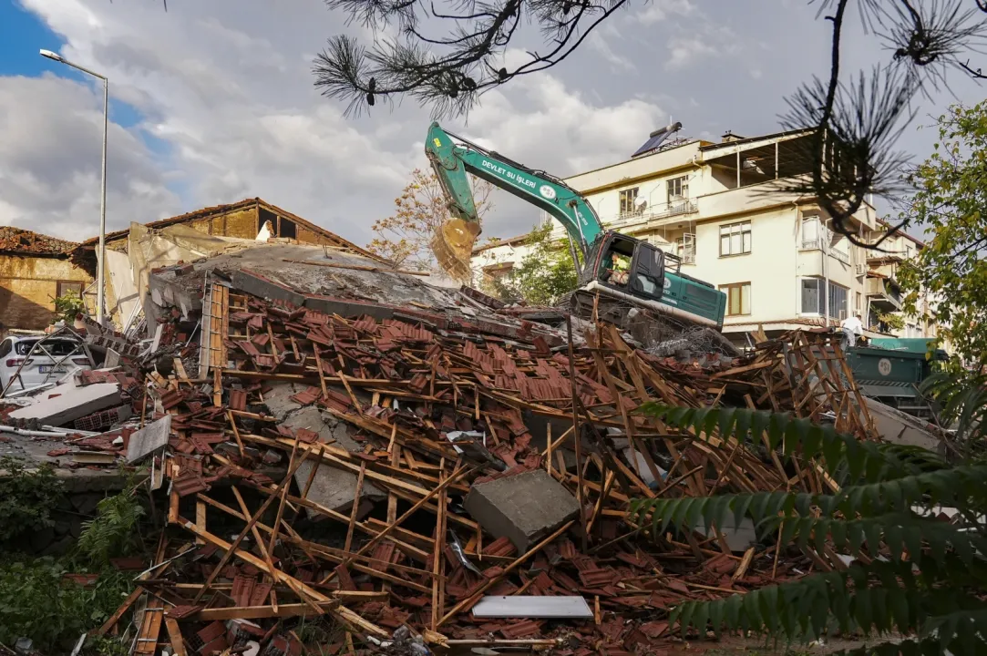 Balıkesir Sındırgı merkezli depremde yıkılan binaların enkazı kaldırılıyor