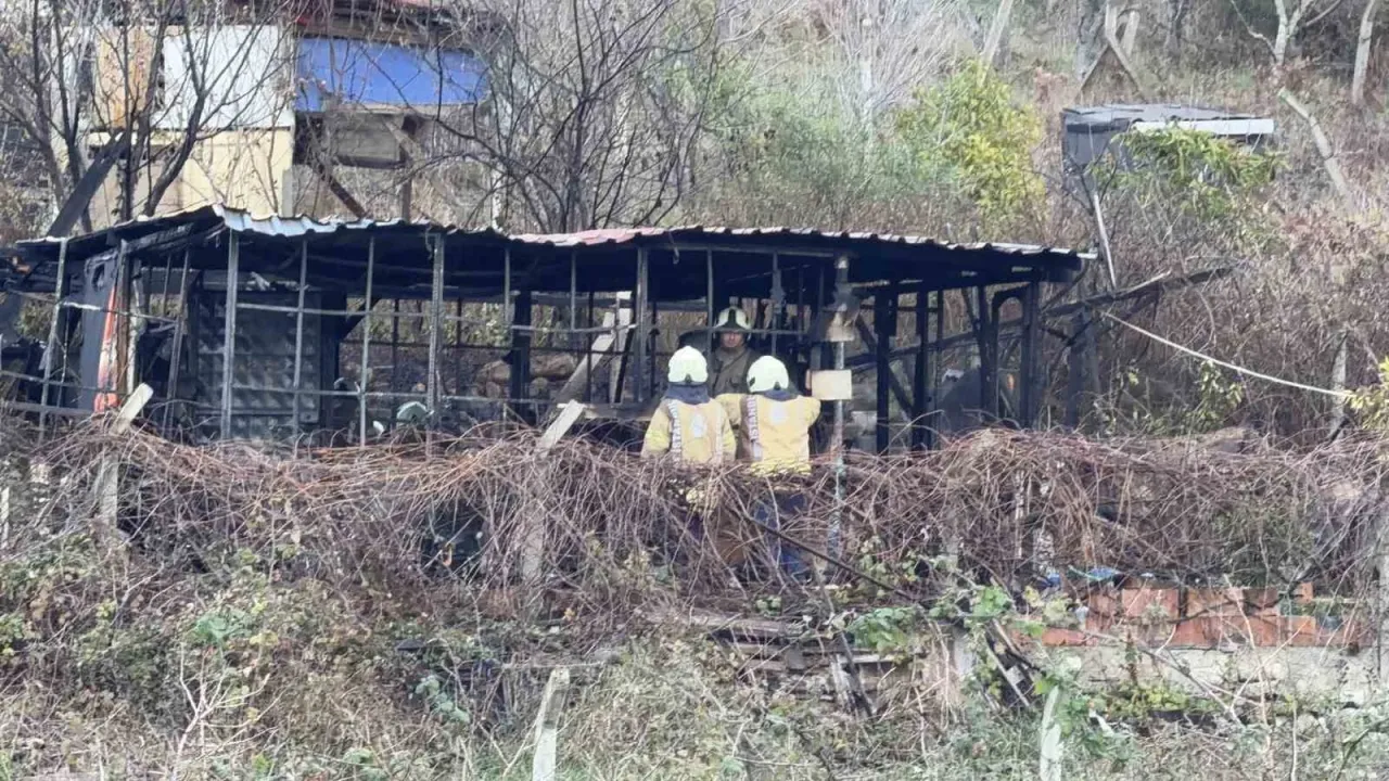 Barakadaki sobayı tutuşturmaya çalışırken yangın çıktı: Yaşlı adam hayatını kaybetti