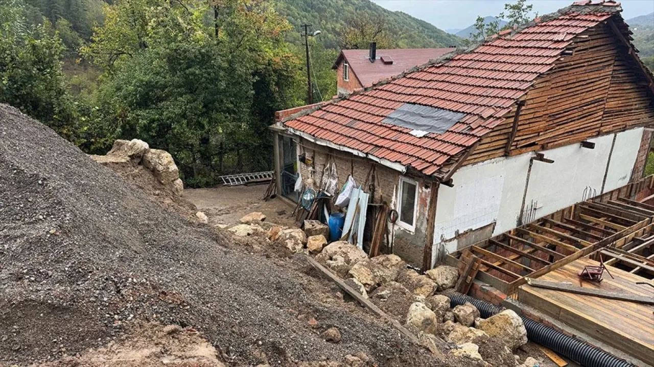 Bartın'da yağış heyelana neden oldu