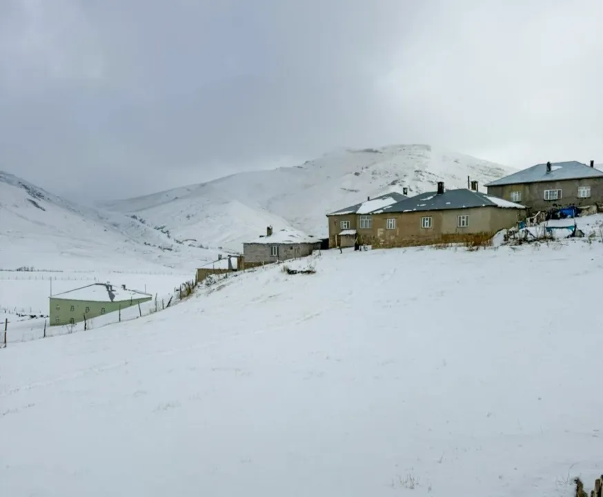 Başkale’de kar yağışı etkili oldu