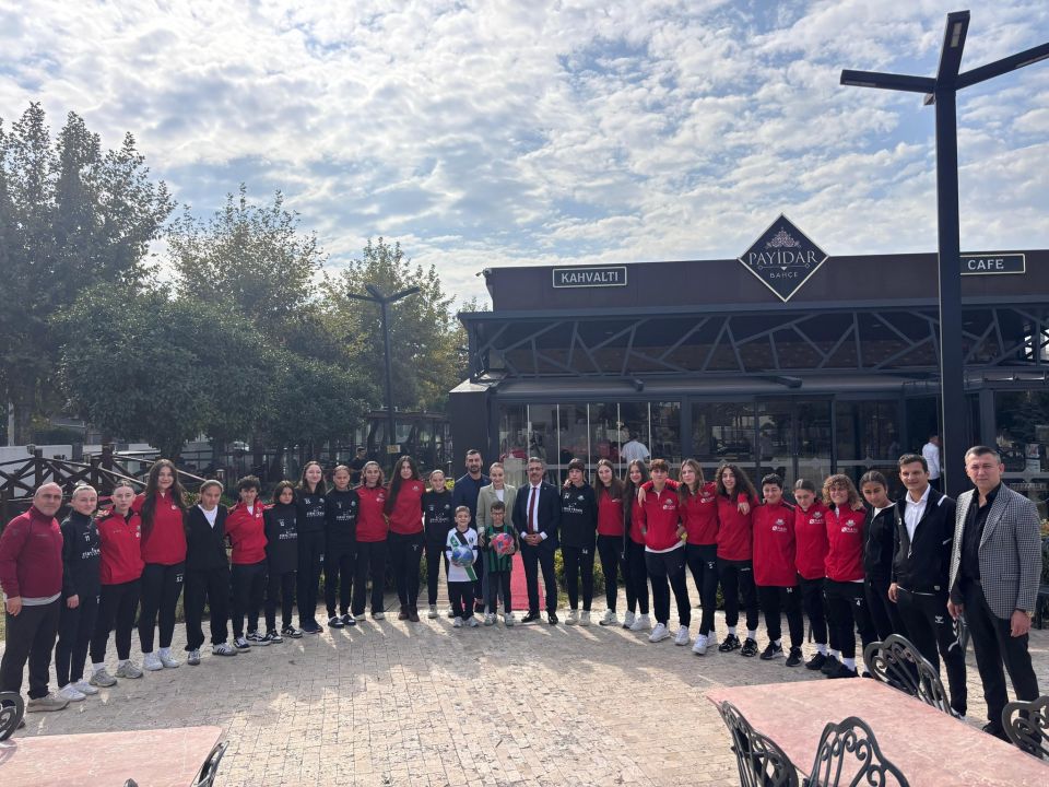 Başkan Şenol Dinç, Kadın FK takımıyla beraber!