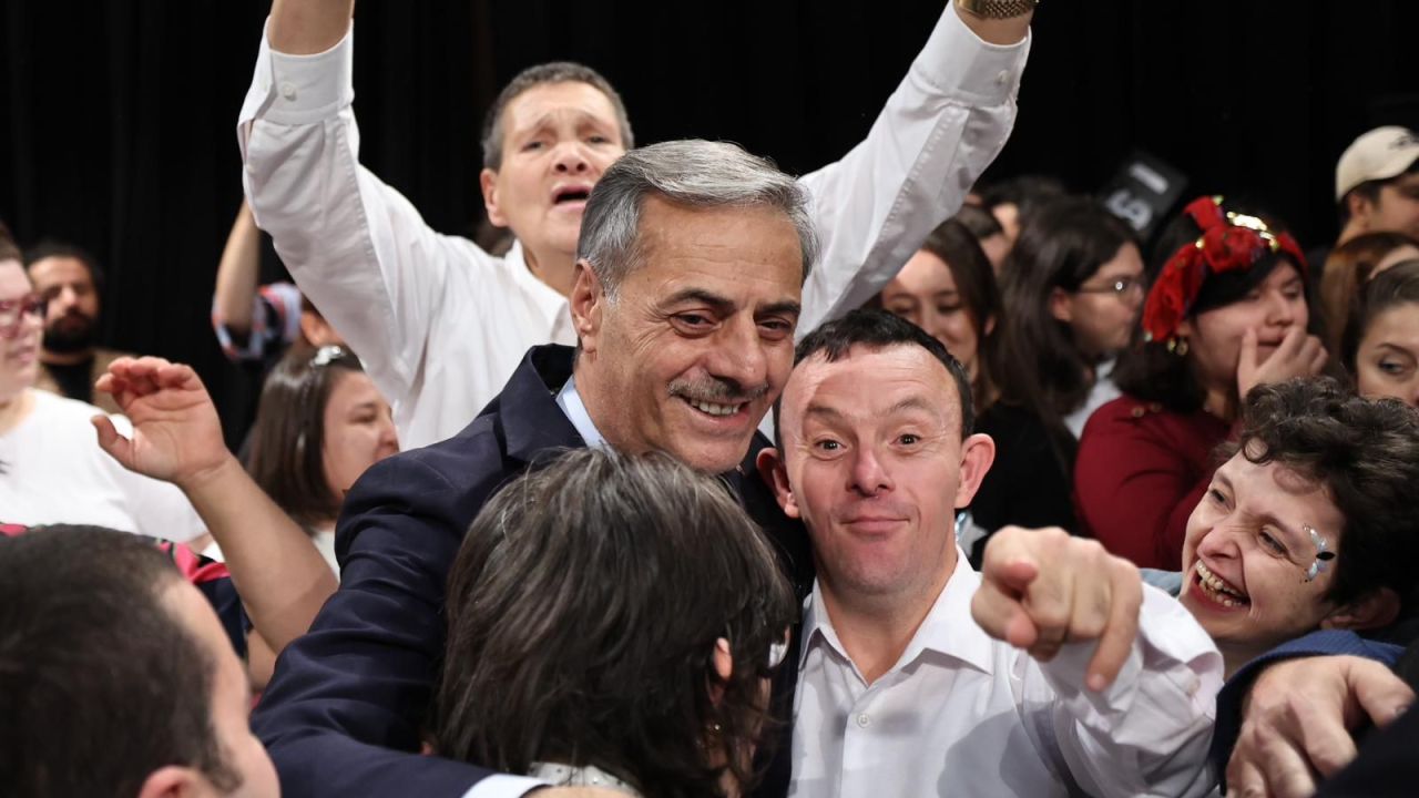 Başkan Yusuf Alemdar özel günde, özel bireylerle kucaklaştı