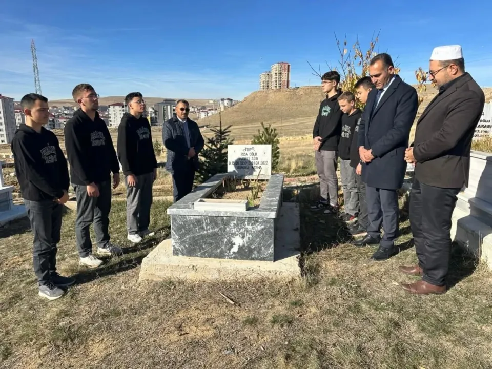 Bayburt’ta vefat eden öğretmenler mezarları başında dualarla anıldı