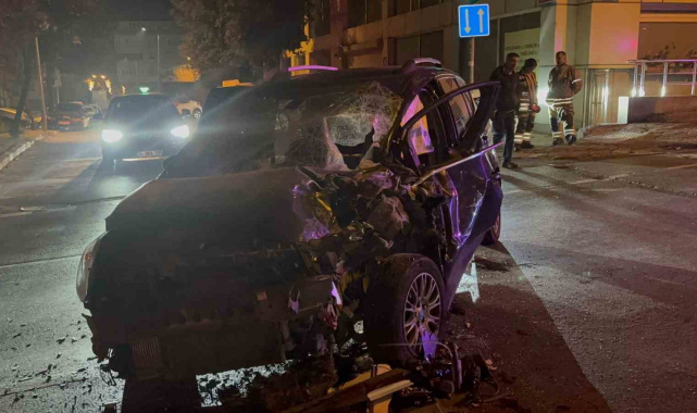 Bayrampaşa'da otobüs ile otomobil kafa kafaya çarptı: 3 yaralı