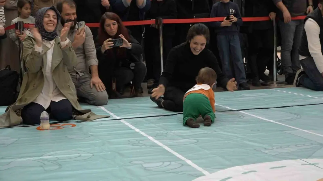 Bebek emekleme yarışmasında aileler öne çıktı