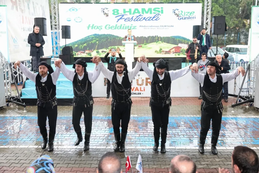 Belediye vatandaşa 2 ton hamsi dağıttı