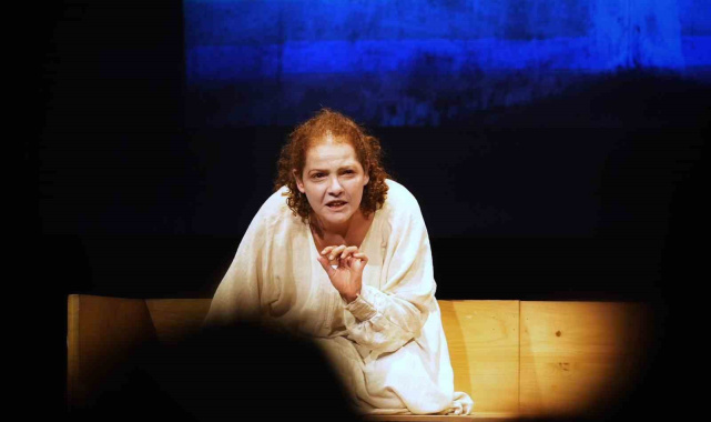 Beşiktaş'ta "Ten Rengi" tiyatro oyunu sahnelendi