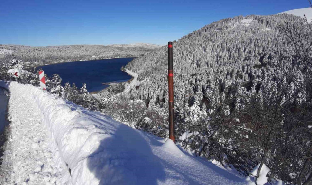 Beyaza bürünen Abant'ta kartpostallık manzara: Kar kalınlığı 1 metreyi buldu
