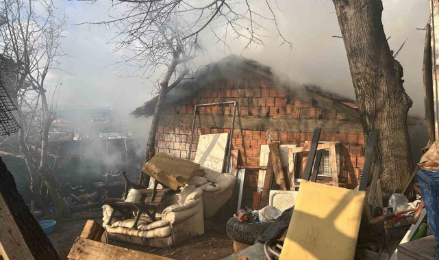 Beykoz'da gecekonduda yangın paniği: Odunluk ve çatı zarar gördü