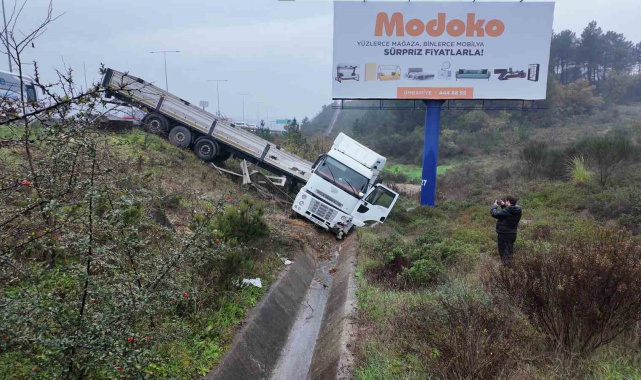 Beykoz'da sağanak yağış kaza getirdi: Tır devrildi, 1 yaralı