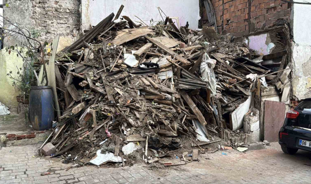 Beyoğlu'nda kısmi çökme yaşanan ahşap bina tamamen yıkıldı