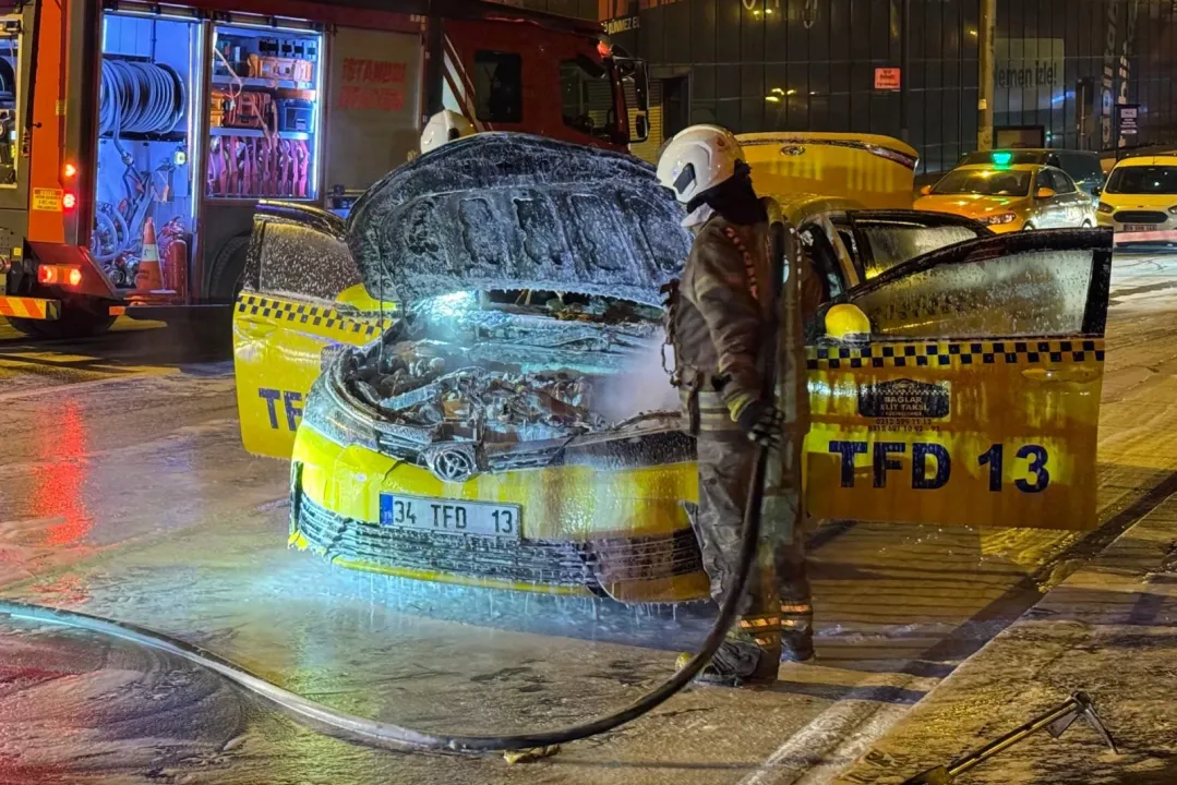 Beyoğlu'nda seyir halindeki takside çıkan yangın söndürüldü