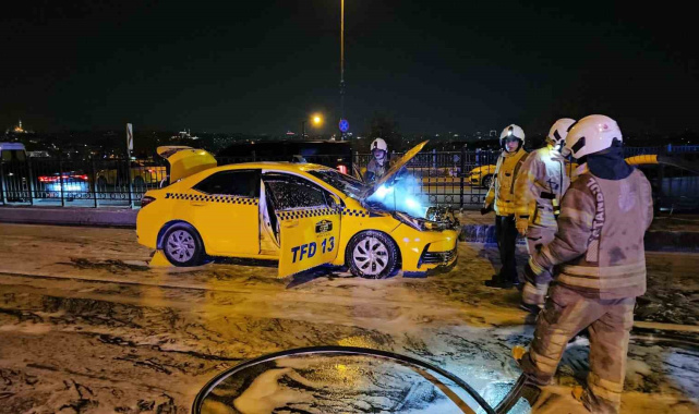 Beyoğlu'nda seyir halindeki ticari taksi alev alev yandı