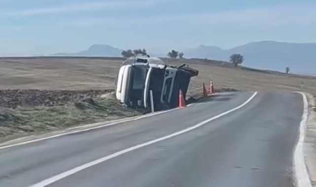 Beypiliç'in yem kamyonu devrildi
