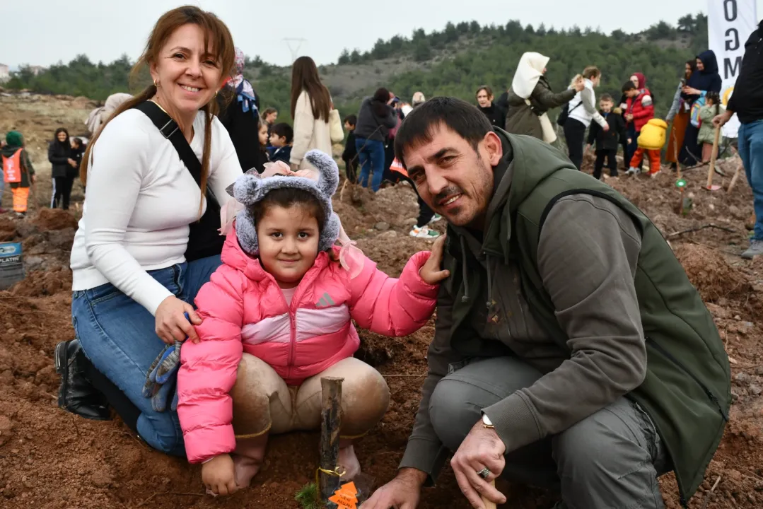 Bilecik'te minik öğrenciler 500 fidanı toprakla buluşturdu