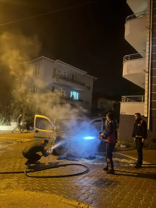 Bilecik'te park halindeki hafif ticari araç yandı