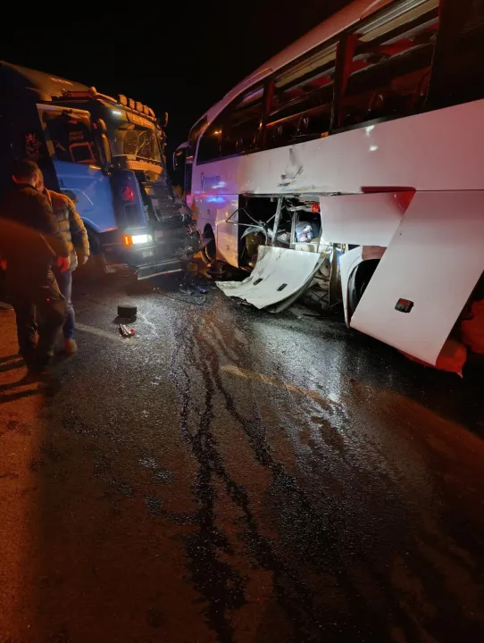 Bilecik'te tur otobüsü ile tır çarpıştı, 20 kişi yaralandı