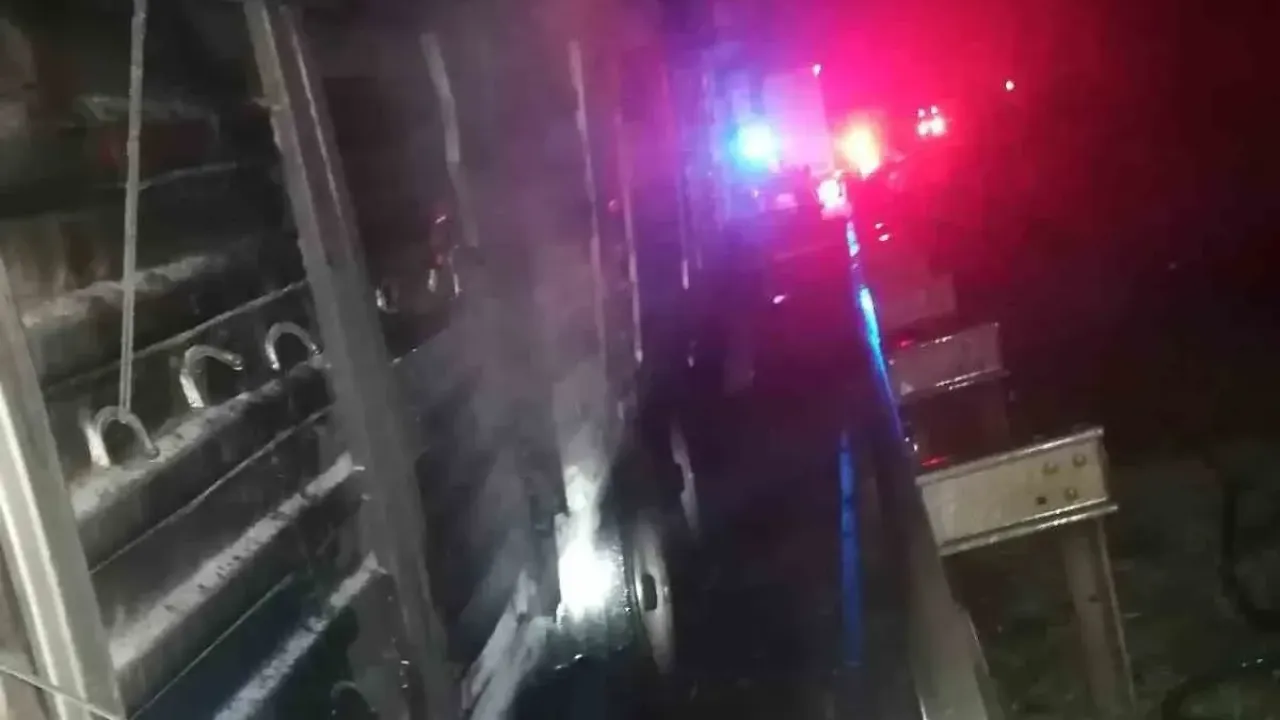 Bilecik'ten Hendek'e doğru gelen tır alev aldı