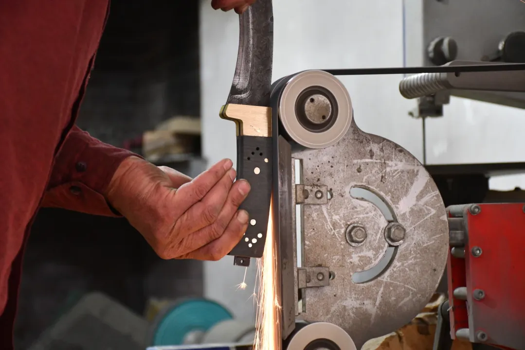 Bilecikli bıçak ustası kendi geliştirdiği Söğüt kamasına ateşte şekil veriyor