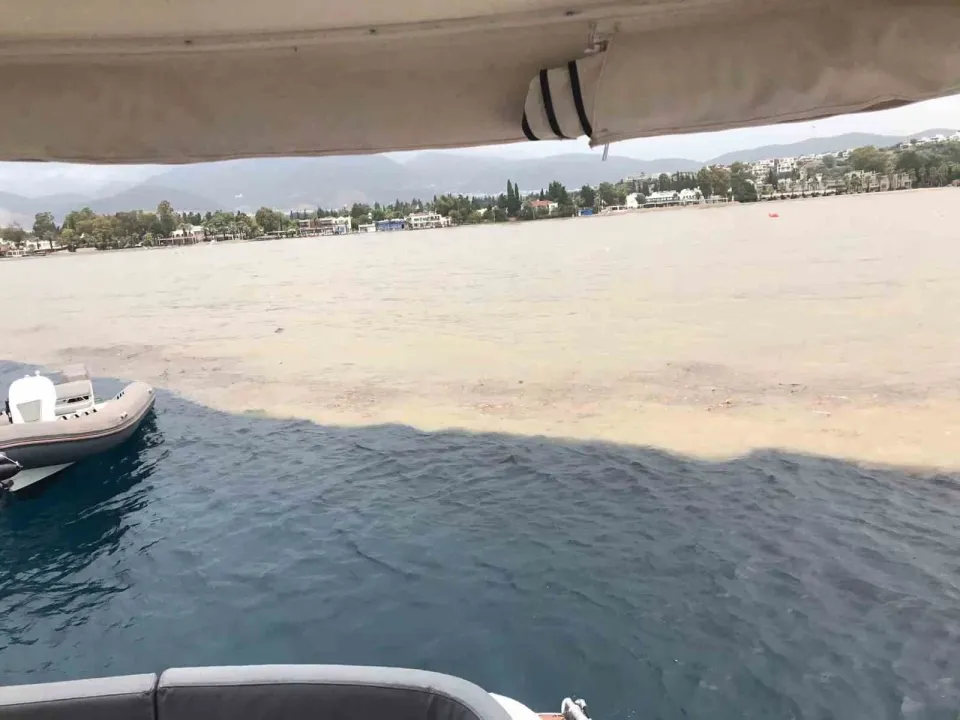 Bodrum’da sağanak sonrası deniz çamura döndü, ikiye ayrılan renk görenleri şaşırttı