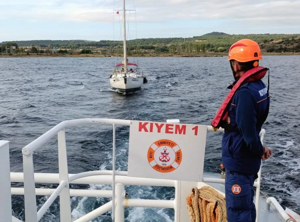 Boğazda sürüklenen tekne kurtarıldı