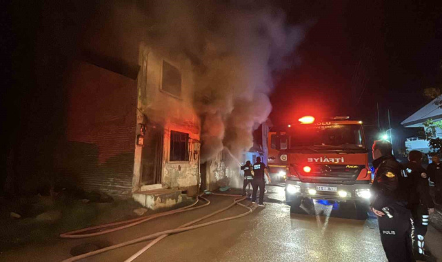 Bolu'da 2 katlı ahşap evde sobadan kaynaklı yangın çıktı: 1 yaralı