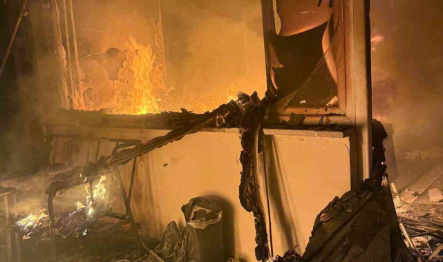 Bolu'da 2 katlı evin bir odası alev alev yandı