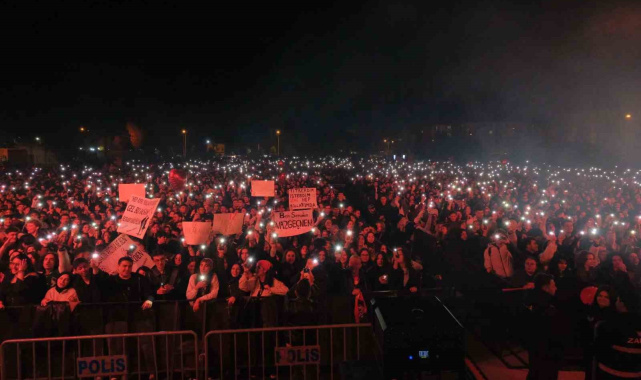 Bolu'da binlerce kişi, Manga konserinde Cumhuriyet coşkusunu yaşadı