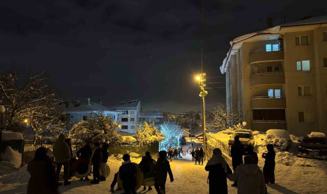 Bolu'da çocuklar gece saatlerinde karın keyfini çıkardı