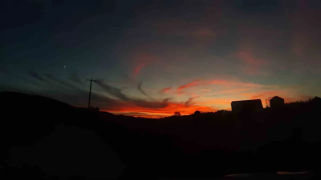 Bolu’da gün batımı kartpostallık görüntüler oluşturdu