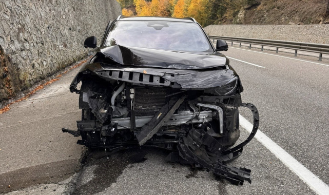 Bolu'da istinat duvarına çarpan araç, ağır hasar aldı