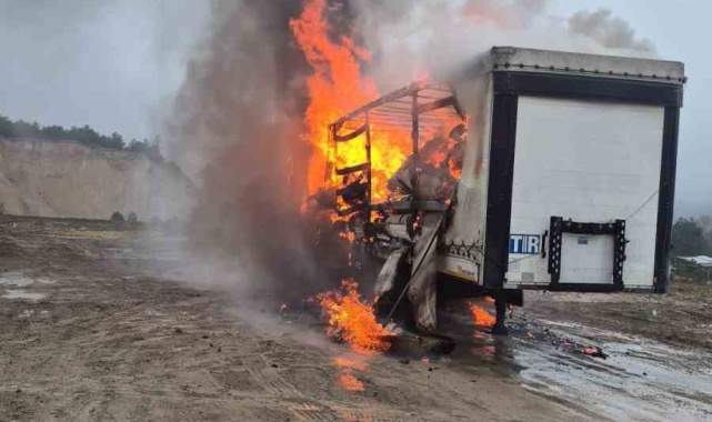 Bolu'da kağıt yüklü dorse alev topuna döndü