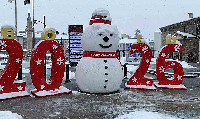 Bolu'da kar fırtınası hayatı olumsuz etkiledi: Vatandaşlar şemsiyeyle dolaştı