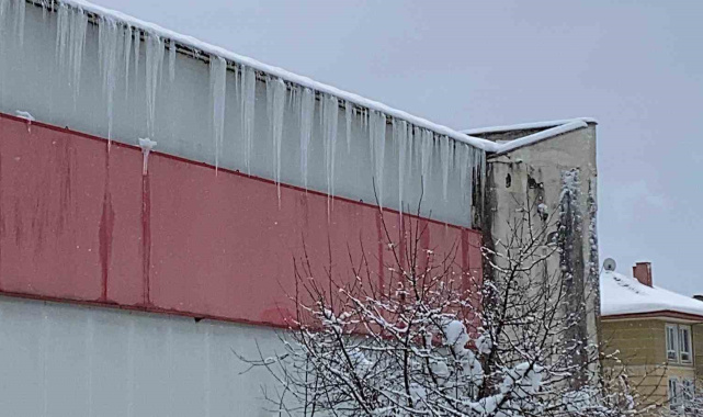 Bolu'da kar ve buz kütleleri tehlike saçıyor